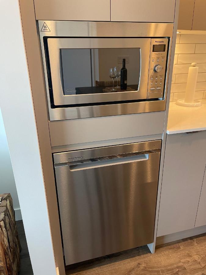 كيلوانا Awesome View 21 Two Bedroom One Bath Downtown Lake View Near Beach المظهر الخارجي الصورة